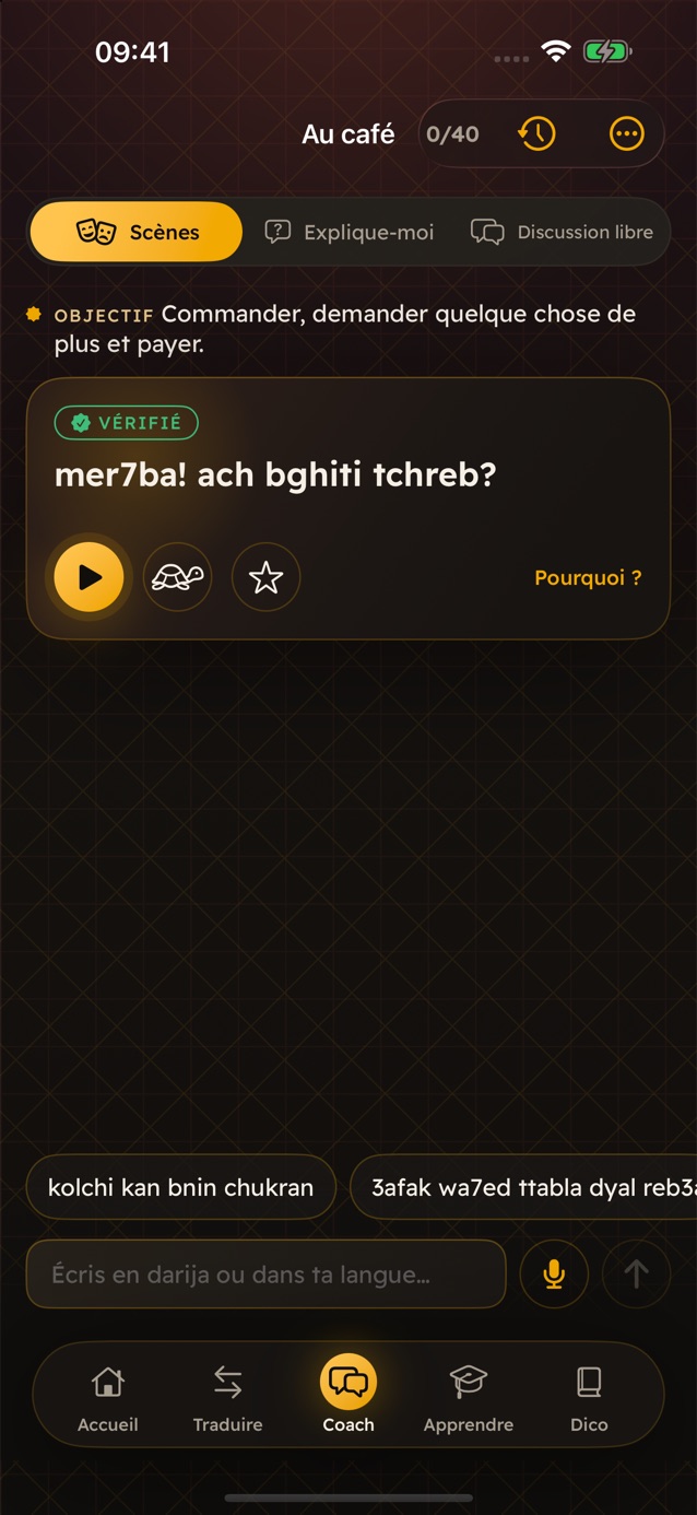 La scène Au café dans le Coach de Darija Pro : mer7ba! ach bghiti tchreb? et deux réponses proposées, dont kolchi kan bnin chukran
